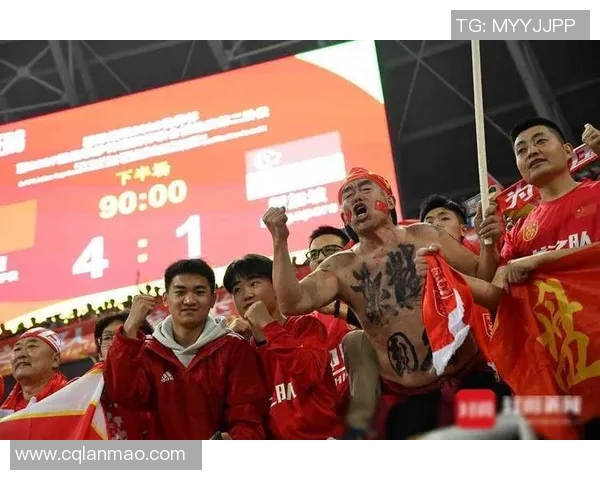 足球明星庆祝动作引发热潮亲手指向球迷展现激情与团结