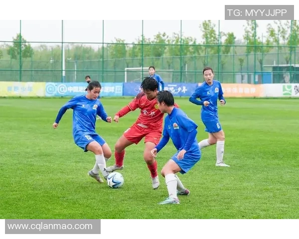 女性足球明星优雅奔跑姿态的精彩瞬间展示 女性足球明星优雅奔跑姿态的精彩瞬间展示