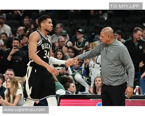 字母哥愤怒撕裂球衣雄鹿惨败后更衣室内冲突不断引发关注 字母哥愤怒撕裂球衣雄鹿惨败后更衣室内冲突不断引发关注